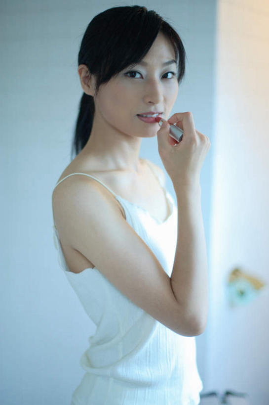 东方人,一个人,站,竖图,室内,白天,侧面,化妆,美容,亚洲,仅一个年轻女性,仅一个女性,仅一个人,护肤,服装,拿,拿着,注视,休闲装,黄种人,衣服,口红,观察,看,站着,保养,享受,休闲,休闲服,放松,保健,服饰,观看,察看,关注,养颜,年轻女性,女人,女性,亚洲人,站立,半身,彩图