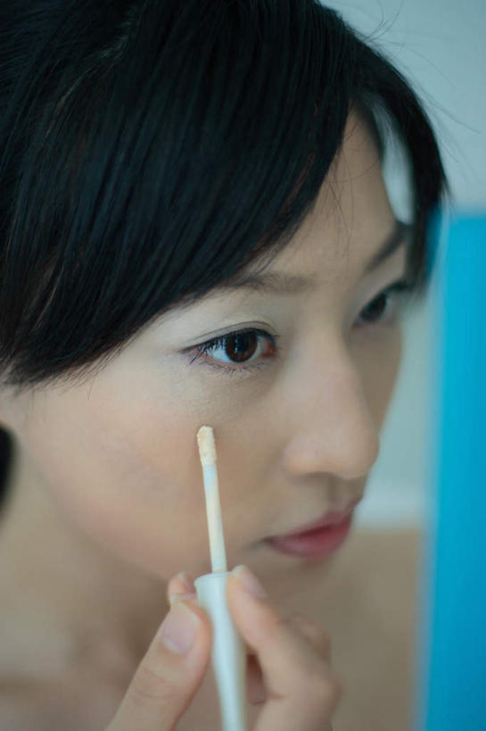 东方人,一个人,站,竖图,室内,白天,侧面,化妆,美容,亚洲,仅一个年轻女性,仅一个女性,仅一个人,护肤,服装,拿,拿着,注视,休闲装,黄种人,衣服,观察,看,站着,保养,享受,休闲,休闲服,放松,保健,服饰,观看,粉底,察看,关注,养颜,年轻女性,女人,女性,亚洲人,站立,半身,彩图