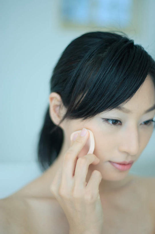 东方人,一个人,站,竖图,室内,白天,侧面,化妆,美容,亚洲,仅一个年轻女性,仅一个女性,仅一个人,护肤,服装,粉饼,注视,休闲装,黄种人,衣服,观察,看,站着,保养,享受,休闲,休闲服,放松,保健,服饰,观看,察看,关注,养颜,年轻女性,女人,女性,亚洲人,站立,半身,彩图