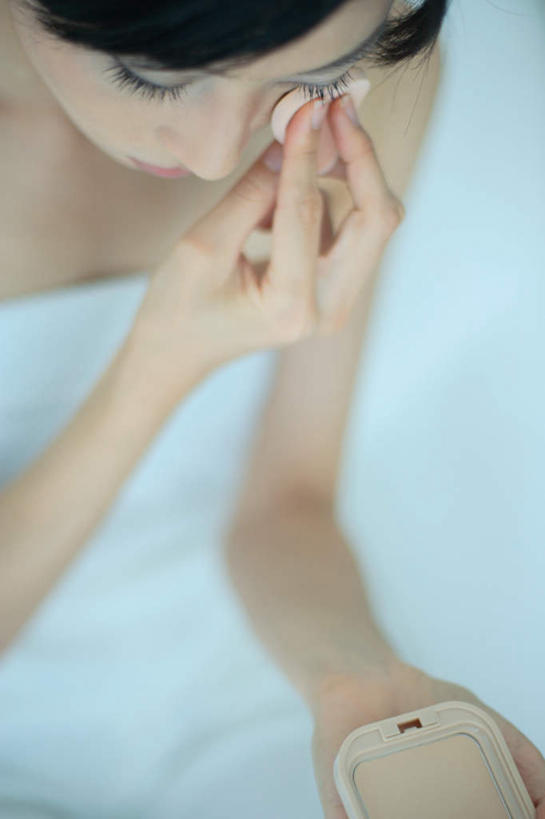 东方人,一个人,坐,竖图,俯视,室内,白天,化妆,美容,亚洲,仅一个年轻女性,仅一个女性,仅一个人,护肤,服装,粉饼,拿,拿着,注视,休闲装,黄种人,衣服,观察,看,保养,享受,休闲,休闲服,放松,保健,服饰,观看,察看,关注,养颜,年轻女性,女人,女性,亚洲人,坐着,半身,彩图,高角度拍摄