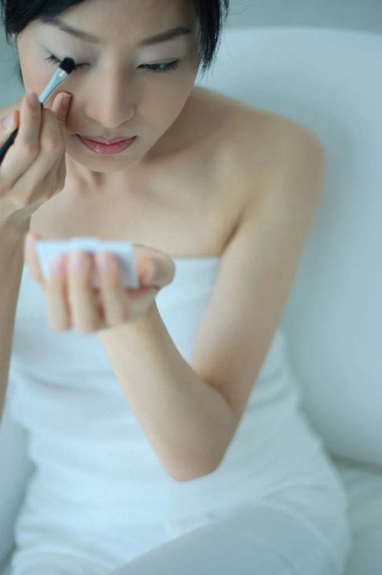 东方人,一个人,坐,竖图,俯视,室内,白天,化妆,美容,镜子,亚洲,仅一个年轻女性,仅一个女性,仅一个人,护肤,服装,拿,拿着,注视,休闲装,黄种人,衣服,观察,看,保养,享受,休闲,休闲服,放松,保健,服饰,眼影刷,观看,察看,关注,养颜,年轻女性,女人,女性,亚洲人,坐着,半身,彩图,高角度拍摄