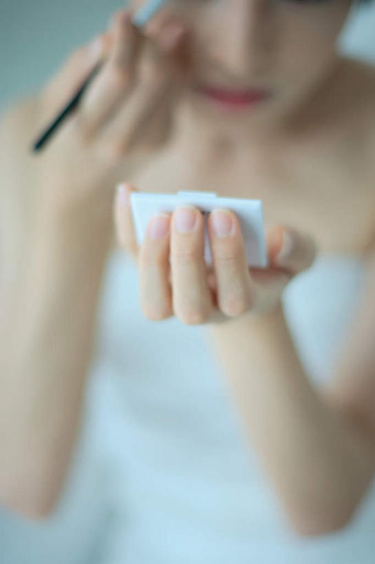 东方人,一个人,坐,竖图,俯视,室内,白天,化妆,美容,镜子,亚洲,仅一个年轻女性,仅一个女性,仅一个人,护肤,服装,拿,拿着,注视,休闲装,黄种人,衣服,观察,看,保养,享受,休闲,休闲服,眼线笔,放松,保健,服饰,观看,察看,关注,养颜,年轻女性,女人,女性,亚洲人,坐着,半身,彩图,高角度拍摄