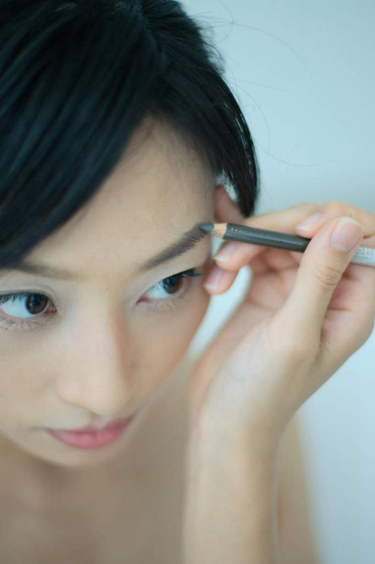 东方人,一个人,坐,竖图,俯视,室内,白天,化妆,美容,亚洲,仅一个年轻女性,仅一个女性,仅一个人,护肤,服装,拿,拿着,注视,休闲装,黄种人,衣服,观察,看,保养,享受,休闲,休闲服,眼线笔,放松,保健,服饰,观看,察看,关注,养颜,年轻女性,女人,女性,亚洲人,坐着,半身,彩图,高角度拍摄