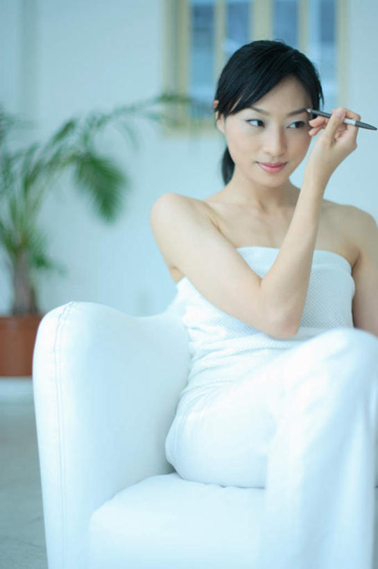 东方人,一个人,坐,竖图,室内,白天,正面,化妆,美容,亚洲,仅一个年轻女性,仅一个女性,仅一个人,护肤,服装,拿,拿着,注视,休闲装,黄种人,衣服,观察,看,保养,享受,休闲,休闲服,眼线笔,放松,保健,服饰,观看,察看,关注,养颜,年轻女性,女人,女性,亚洲人,坐着,半身,彩图