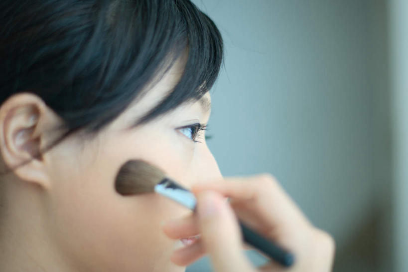 东方人,一个人,站,横图,室内,白天,侧面,化妆,美容,亚洲,仅一个年轻女性,仅一个女性,仅一个人,护肤,服装,拿,拿着,注视,休闲装,黄种人,衣服,观察,看,站着,保养,享受,休闲,休闲服,放松,保健,服饰,腮红刷,观看,察看,关注,养颜,年轻女性,女人,女性,亚洲人,站立,半身,彩图