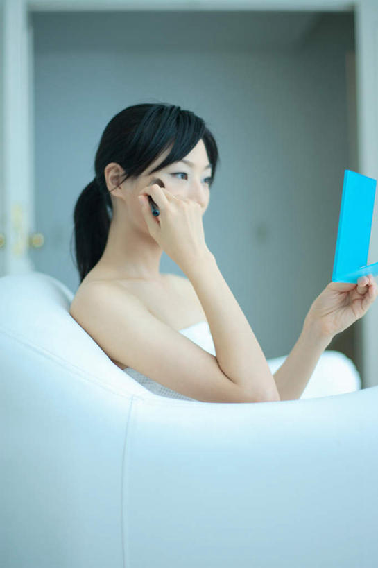 东方人,一个人,坐,竖图,室内,白天,侧面,化妆,美容,镜子,亚洲,仅一个年轻女性,仅一个女性,仅一个人,护肤,服装,拿,拿着,注视,休闲装,黄种人,衣服,观察,看,保养,享受,休闲,休闲服,放松,保健,服饰,腮红刷,观看,察看,关注,养颜,年轻女性,女人,女性,亚洲人,坐着,半身,彩图