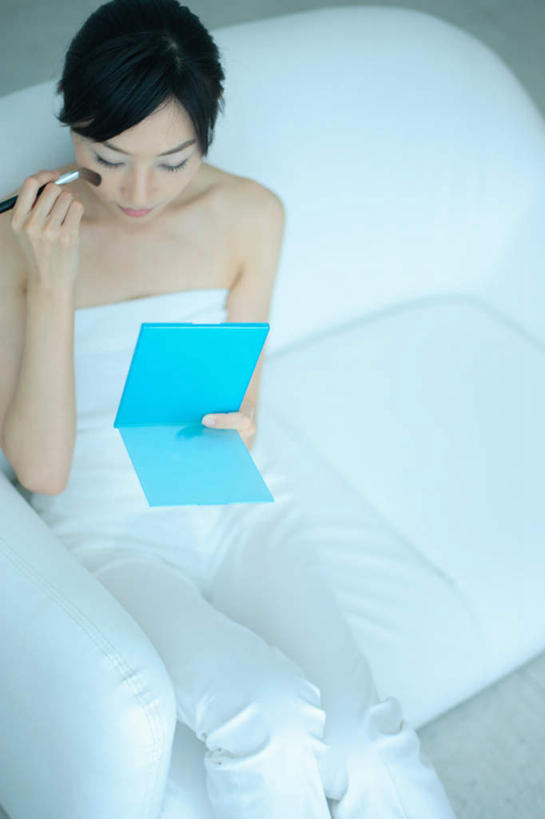 东方人,一个人,坐,竖图,俯视,室内,白天,化妆,美容,镜子,亚洲,仅一个年轻女性,仅一个女性,仅一个人,护肤,服装,拿,拿着,注视,休闲装,黄种人,衣服,观察,看,保养,享受,休闲,休闲服,放松,保健,服饰,腮红刷,观看,察看,关注,养颜,年轻女性,女人,女性,亚洲人,坐着,半身,彩图,高角度拍摄