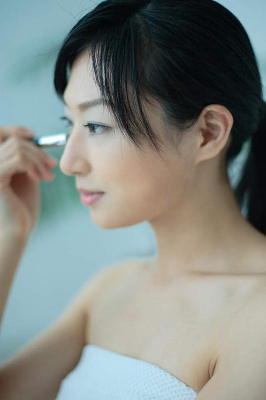 东方人,一个人,坐,竖图,室内,白天,侧面,化妆,美容,亚洲,仅一个年轻女性,仅一个女性,仅一个人,护肤,服装,拿,拿着,注视,休闲装,黄种人,衣服,观察,看,保养,享受,休闲,休闲服,放松,保健,服饰,腮红刷,观看,察看,关注,养颜,年轻女性,女人,女性,亚洲人,坐着,半身,彩图