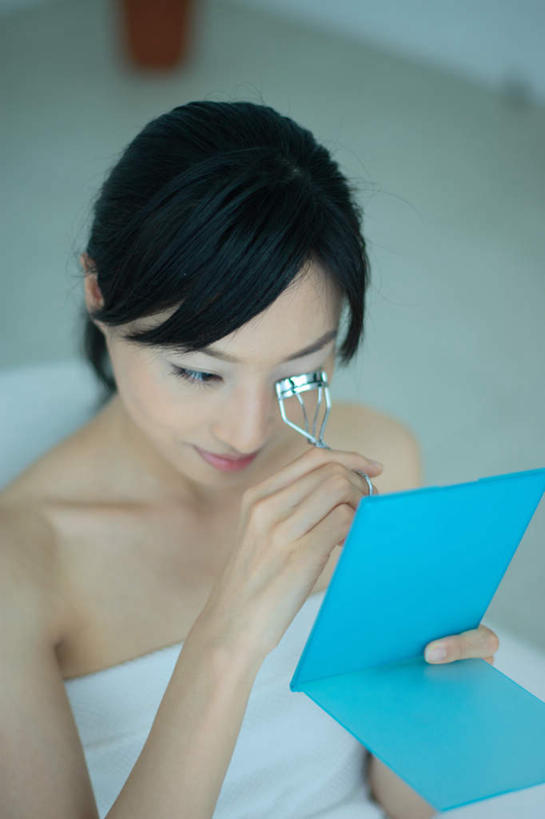 东方人,一个人,坐,竖图,俯视,室内,白天,化妆,美容,镜子,亚洲,仅一个年轻女性,仅一个女性,仅一个人,护肤,服装,拿,拿着,注视,休闲装,黄种人,衣服,观察,看,保养,享受,休闲,休闲服,睫毛夹,放松,保健,服饰,观看,察看,关注,养颜,年轻女性,女人,女性,亚洲人,坐着,半身,彩图,高角度拍摄