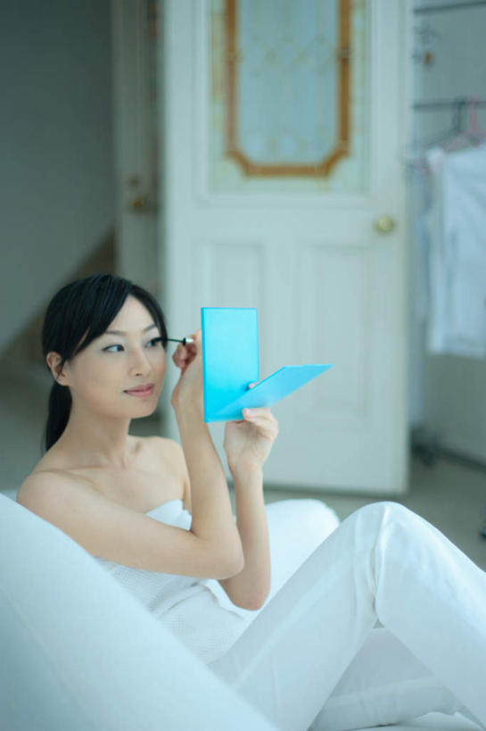 东方人,一个人,坐,竖图,室内,白天,正面,化妆,美容,镜子,亚洲,仅一个年轻女性,仅一个女性,仅一个人,护肤,服装,拿,拿着,注视,休闲装,黄种人,衣服,观察,看,保养,享受,休闲,休闲服,睫毛夹,放松,保健,服饰,观看,察看,关注,养颜,年轻女性,女人,女性,亚洲人,坐着,半身,彩图