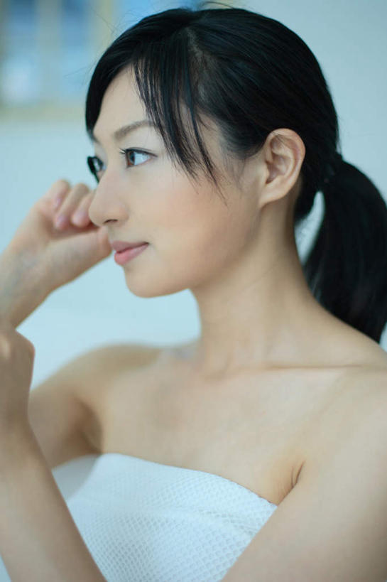 东方人,一个人,坐,竖图,室内,白天,侧面,化妆,美容,亚洲,仅一个年轻女性,仅一个女性,仅一个人,护肤,服装,粉饼,拿,拿着,注视,休闲装,黄种人,衣服,观察,看,保养,享受,休闲,休闲服,放松,保健,服饰,观看,察看,关注,养颜,年轻女性,女人,女性,亚洲人,坐着,半身,彩图