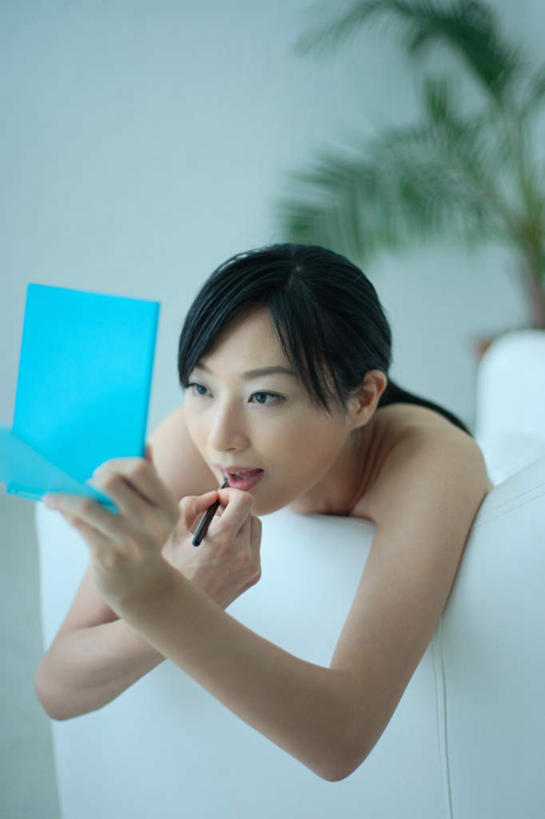 东方人,一个人,客厅,竖图,室内,白天,正面,化妆,美容,植物,镜子,沙发,亚洲,仅一个年轻女性,仅一个女性,仅一个人,护肤,服装,盆栽,盆景,拿,拿着,注视,休闲装,黄种人,衣服,绿色,自然,口红,观察,看,趴着,保养,享受,休闲,休闲服,放松,保健,服饰,生长,成长,观看,察看,起居室,关注,养颜,年轻女性,女人,女性,亚洲人,趴,半身,彩图,皮沙发