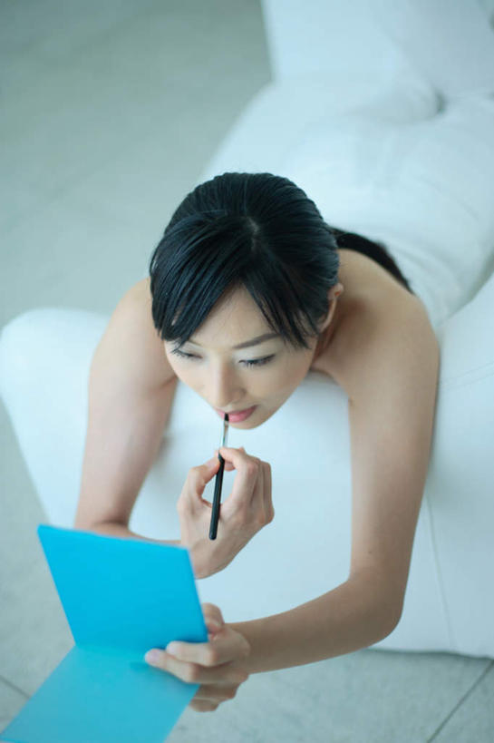 东方人,一个人,客厅,竖图,俯视,室内,白天,化妆,美容,镜子,沙发,亚洲,仅一个年轻女性,仅一个女性,仅一个人,护肤,服装,拿,拿着,注视,休闲装,黄种人,衣服,口红,观察,看,趴着,保养,享受,休闲,休闲服,放松,保健,服饰,观看,察看,起居室,关注,养颜,年轻女性,女人,女性,亚洲人,趴,半身,彩图,高角度拍摄,皮沙发