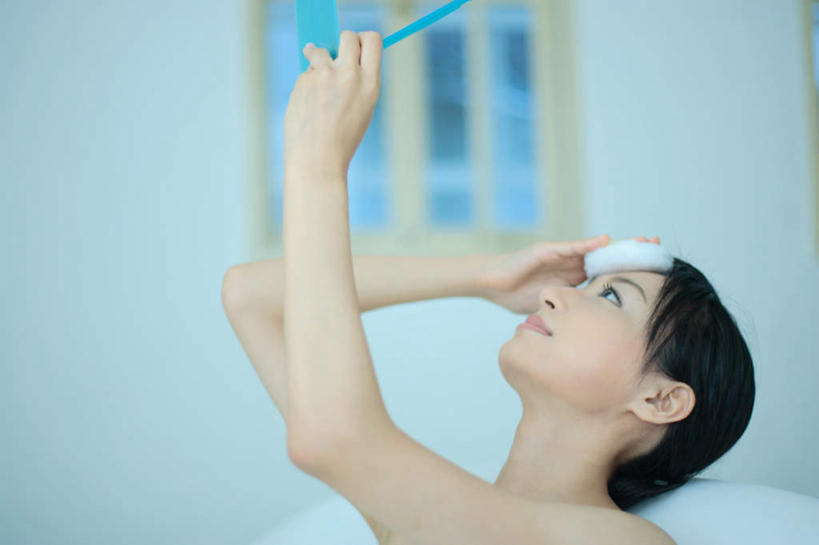 东方人,一个人,客厅,坐,横图,室内,白天,侧面,化妆,美容,镜子,亚洲,仅一个年轻女性,仅一个女性,仅一个人,护肤,服装,海绵,拿,拿着,注视,休闲装,黄种人,衣服,观察,看,清洁,保养,享受,休闲,休闲服,放松,保健,服饰,观看,察看,起居室,关注,养颜,洗脸海绵,洗脸扑,洗脸绵,年轻女性,女人,女性,亚洲人,抬头,仰头,坐着,半身,彩图