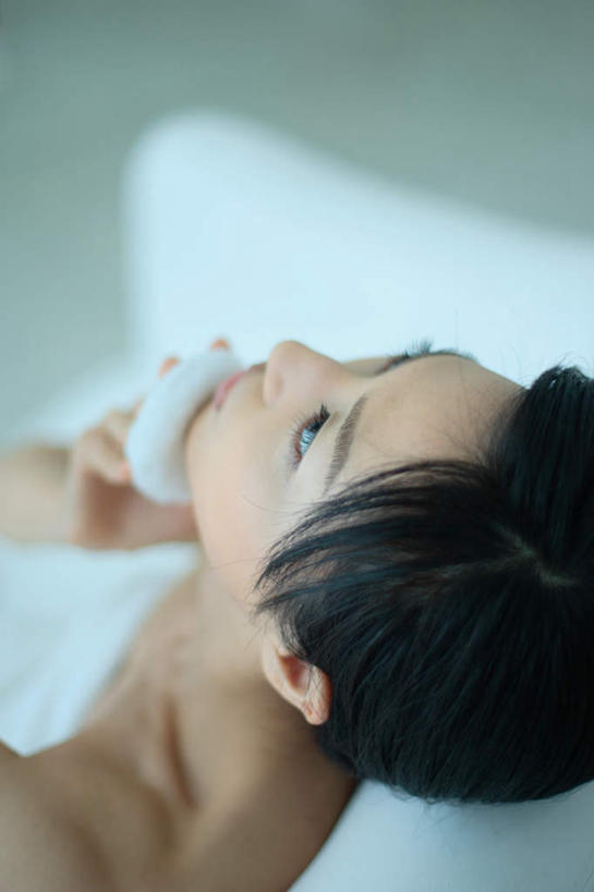 东方人,一个人,客厅,坐,竖图,俯视,室内,白天,化妆,美容,沙发,亚洲,仅一个年轻女性,仅一个女性,仅一个人,护肤,服装,海绵,拿,拿着,注视,休闲装,黄种人,衣服,观察,看,清洁,保养,享受,休闲,休闲服,放松,保健,服饰,观看,察看,起居室,关注,养颜,洗脸海绵,洗脸扑,洗脸绵,年轻女性,女人,女性,亚洲人,抬头,仰头,坐着,半身,彩图,高角度拍摄,皮沙发