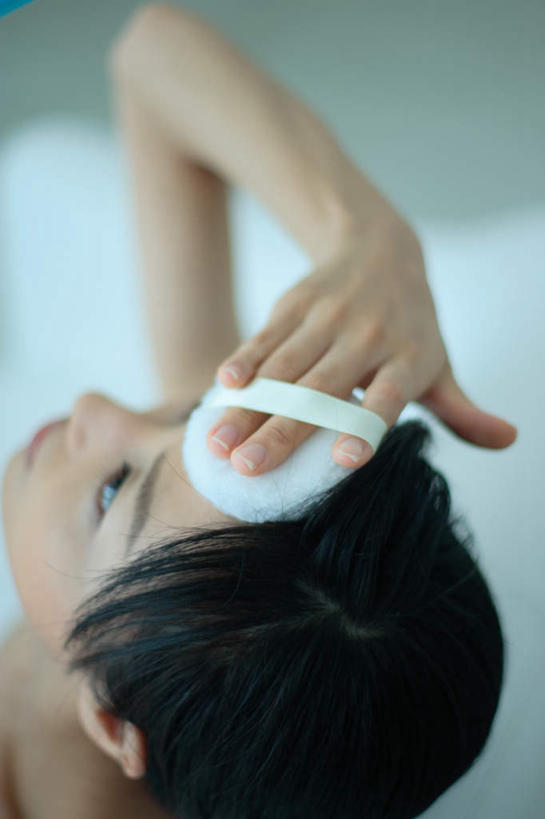 东方人,一个人,客厅,坐,竖图,俯视,室内,白天,化妆,美容,沙发,亚洲,仅一个年轻女性,仅一个女性,仅一个人,护肤,服装,海绵,拿,拿着,注视,休闲装,黄种人,衣服,观察,看,清洁,保养,享受,休闲,休闲服,放松,保健,服饰,观看,察看,起居室,关注,养颜,洗脸海绵,洗脸扑,洗脸绵,年轻女性,女人,女性,亚洲人,抬头,仰头,坐着,半身,彩图,高角度拍摄,皮沙发