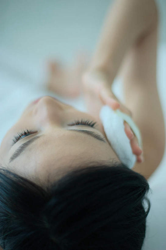 东方人,一个人,客厅,坐,竖图,俯视,室内,白天,化妆,美容,沙发,亚洲,仅一个年轻女性,仅一个女性,仅一个人,护肤,服装,海绵,拿,拿着,注视,休闲装,黄种人,衣服,观察,看,清洁,保养,享受,休闲,休闲服,放松,保健,服饰,观看,察看,起居室,关注,养颜,洗脸海绵,洗脸扑,洗脸绵,年轻女性,女人,女性,亚洲人,抬头,仰头,坐着,半身,彩图,高角度拍摄,皮沙发