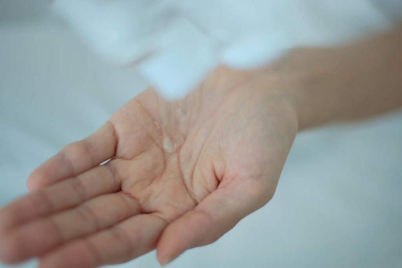 东方人,一个人,站,横图,俯视,室内,特写,白天,化妆,美容,亚洲,仅一个年轻女性,仅一个女性,仅一个人,护肤,服装,拿,拿着,注视,休闲装,黄种人,衣服,瓶子,塑料制品,观察,看,站着,保养,享受,休闲,休闲服,塑料瓶,放松,保健,服饰,观看,察看,关注,养颜,乳霜,年轻女性,女人,女性,亚洲人,站立,半身,彩图,高角度拍摄