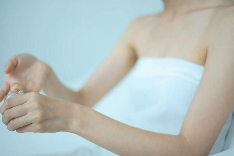 东方人,一个人,坐,横图,室内,白天,侧面,化妆,美容,亚洲,仅一个年轻女性,仅一个女性,仅一个人,护肤,服装,拿,拿着,注视,休闲装,黄种人,衣服,瓶子,塑料制品,观察,看,保养,享受,休闲,休闲服,塑料瓶,放松,保健,服饰,观看,察看,关注,养颜,年轻女性,女人,女性,亚洲人,坐着,半身,彩图