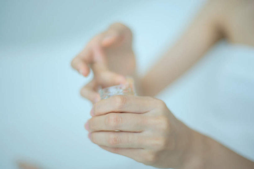 东方人,一个人,坐,横图,室内,白天,侧面,化妆,美容,亚洲,仅一个年轻女性,仅一个女性,仅一个人,护肤,服装,朦胧,模糊,拿,拿着,注视,休闲装,黄种人,衣服,瓶子,塑料制品,观察,看,保养,享受,休闲,休闲服,塑料瓶,放松,保健,服饰,观看,察看,关注,养颜,年轻女性,女人,女性,亚洲人,坐着,半身,彩图