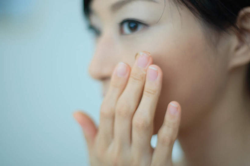 东方人,手,一个人,站,横图,室内,特写,白天,正面,化妆,美容,亚洲,仅一个年轻女性,仅一个女性,仅一个人,护肤,服装,注视,休闲装,黄种人,衣服,观察,看,站着,保养,享受,休闲,手部,休闲服,放松,保健,服饰,观看,察看,关注,养颜,乳霜,年轻女性,女人,女性,亚洲人,站立,半身,彩图