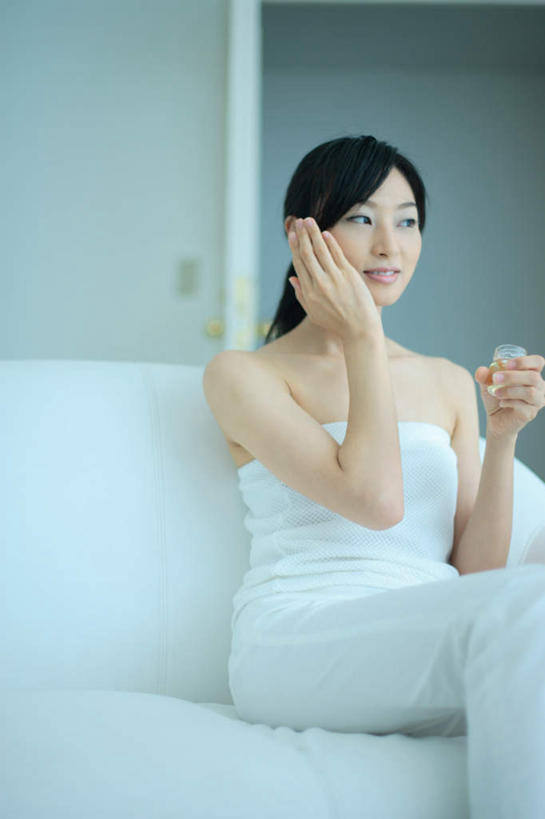 东方人,一个人,坐,竖图,室内,白天,正面,化妆,美容,亚洲,仅一个年轻女性,仅一个女性,仅一个人,护肤,服装,拿,拿着,注视,休闲装,黄种人,玻璃制品,衣服,瓶子,观察,看,保养,享受,休闲,休闲服,塑料瓶,放松,保健,服饰,观看,察看,关注,养颜,乳霜,年轻女性,女人,女性,亚洲人,坐着,半身,彩图