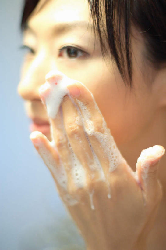 东方人,一个人,站,竖图,室内,特写,白天,正面,化妆,美容,亚洲,仅一个年轻女性,仅一个女性,仅一个人,护肤,服装,泡沫,拿,拿着,注视,休闲装,黄种人,衣服,观察,看,站着,保养,享受,休闲,休闲服,放松,保健,服饰,观看,察看,关注,养颜,年轻女性,女人,女性,亚洲人,站立,半身,彩图