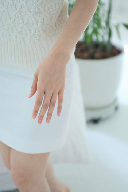 东方人,一个人,客厅,站,竖图,俯视,室内,白天,植物,亚洲,仅一个年轻女性,仅一个女性,仅一个人,服装,盆栽,盆景,注视,休闲装,黄种人,衣服,绿色,自然,观察,看,站着,休闲,休闲服,服饰,生长,成长,观看,察看,起居室,关注,年轻女性,女人,女性,亚洲人,站立,半身,彩图,高角度拍摄