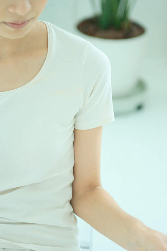 东方人,一个人,客厅,坐,竖图,室内,白天,正面,植物,亚洲,仅一个年轻女性,仅一个女性,仅一个人,服装,盆栽,盆景,注视,休闲装,黄种人,衣服,绿色,自然,观察,看,休闲,休闲服,服饰,生长,成长,观看,察看,起居室,关注,年轻女性,女人,女性,亚洲人,坐着,半身,彩图