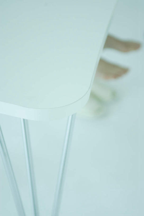 东方人,一个人,餐厅,坐,竖图,俯视,室内,白天,餐桌,桌子,亚洲,仅一个年轻女性,仅一个女性,仅一个人,服装,朦胧,模糊,瓷砖,地砖,地面,注视,休闲装,黄种人,衣服,观察,看,休闲,休闲服,服饰,餐台,观看,察看,关注,年轻女性,女人,女性,亚洲人,坐着,半身,彩图,高角度拍摄