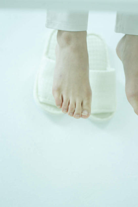 东方人,脚,脚趾,脚趾甲,一个人,客厅,坐,竖图,俯视,室内,白天,亚洲,仅一个年轻女性,仅一个女性,仅一个人,服装,瓷砖,地砖,地面,注视,休闲装,黄种人,衣服,观察,看,休闲,休闲服,服饰,观看,察看,起居室,关注,年轻女性,女人,女性,亚洲人,脚指甲,坐着,半身,彩图,高角度拍摄