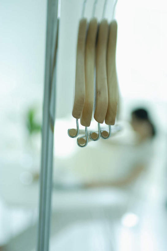 东方人,一个人,坐,竖图,室内,白天,正面,衣架,亚洲,仅一个年轻女性,仅一个女性,仅一个人,悬挂,服装,朦胧,模糊,注视,休闲装,黄种人,衣服,观察,看,休闲,休闲服,服饰,观看,察看,关注,年轻女性,女人,女性,亚洲人,挂衣架,晾衣架,坐着,半身,彩图