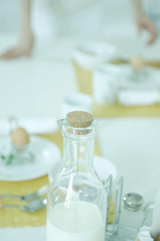 牛奶,东方人,一个人,餐厅,站,竖图,俯视,室内,白天,餐桌,桌子,亚洲,仅一个年轻女性,仅一个女性,仅一个人,服装,环保,朦胧,模糊,蛋格,蛋,鸡蛋,注视,休闲装,黄种人,玻璃制品,衣服,玻璃瓶,瓶子,观察,看,站着,休闲,休闲服,瓶塞,服饰,餐台,观看,回收,资源,察看,关注,利用,低碳,循环,蛋托,蛋盒,年轻女性,女人,女性,亚洲人,站立,半身,彩图,高角度拍摄