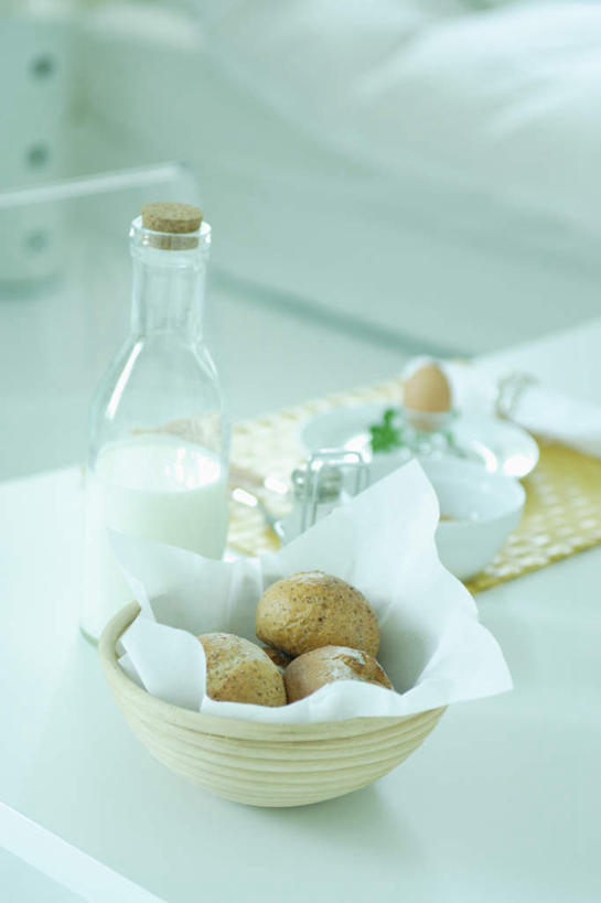 点心,面包,无人,竖图,俯视,室内,特写,白天,餐桌,桌子,环保,蛋格,陶瓷,蛋,鸡蛋,食品,面点,陶瓷制品,食物,糕点,容器,碗,餐台,储藏,回收,资源,储存,利用,低碳,循环,蛋托,蛋盒,彩图,高角度拍摄,贮存