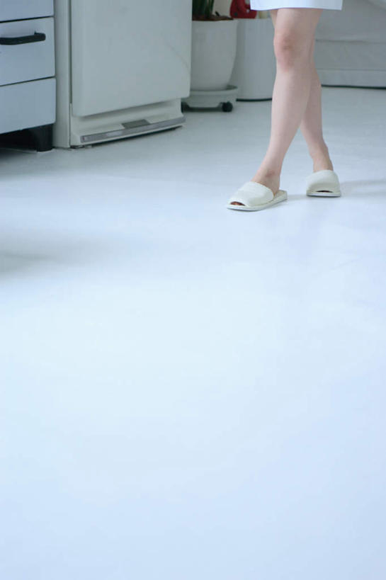 东方人,一个人,家,走,竖图,室内,白天,正面,亚洲,仅一个年轻女性,仅一个女性,仅一个人,服装,瓷砖,地砖,房屋,墙,屋子,地面,注视,休闲装,黄种人,楼房,墙壁,墙面,住宅,衣服,拖鞋,观察,看,休闲,休闲服,服饰,观看,察看,关注,年轻女性,女人,女性,亚洲人,步行,散步,走路,半身,彩图,房子