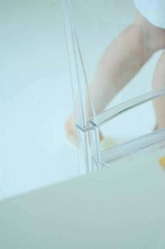 东方人,一个人,家,走,竖图,俯视,室内,白天,亚洲,仅一个年轻女性,仅一个女性,仅一个人,服装,朦胧,模糊,瓷砖,地砖,房屋,屋子,地面,注视,休闲装,黄种人,光脚,楼房,住宅,衣服,观察,看,休闲,赤脚,休闲服,服饰,观看,察看,关注,年轻女性,女人,女性,亚洲人,步行,散步,走路,半身,彩图,高角度拍摄,房子