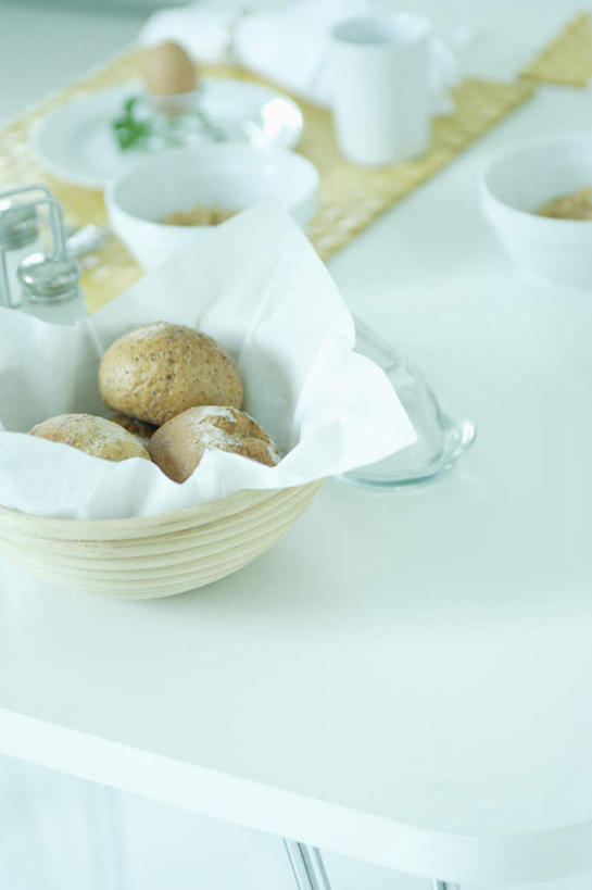 点心,面包,无人,竖图,俯视,室内,特写,白天,餐桌,桌子,环保,蛋格,陶瓷,蛋,鸡蛋,食品,面点,陶瓷制品,食物,糕点,容器,碗,餐台,储藏,回收,资源,储存,利用,低碳,循环,蛋托,蛋盒,彩图,高角度拍摄,贮存