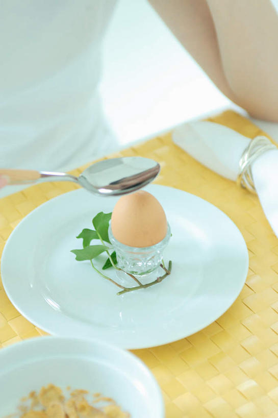 东方人,手,一个人,站,竖图,俯视,室内,白天,餐桌,桌子,餐具,亚洲,仅一个年轻女性,仅一个女性,仅一个人,握,服装,碟子,盘,陶瓷,蛋,鸡蛋,陶瓷制品,拿,拿着,休闲装,黄种人,衣服,盘子,容器,垫子,碟,碗,站着,休闲,手部,休闲服,握着,服饰,餐台,储藏,麦片,储存,年轻女性,女人,女性,亚洲人,站立,半身,彩图,高角度拍摄,贮存