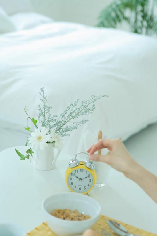 东方人,一个人,坐,竖图,俯视,室内,白天,餐桌,床,卧室,桌子,餐具,闹钟,亚洲,仅一个年轻女性,仅一个女性,仅一个人,时间,碟子,盘,时钟,双人床,蛋,鸡蛋,床单,拿,计时,拿着,注视,黄种人,被子,盘子,垫子,碟,碗,钟表,观察,看,表,餐台,观看,麦片,察看,被单,关注,年轻女性,女人,女性,亚洲人,钟,坐着,半身,彩图,高角度拍摄,睡房,卧房