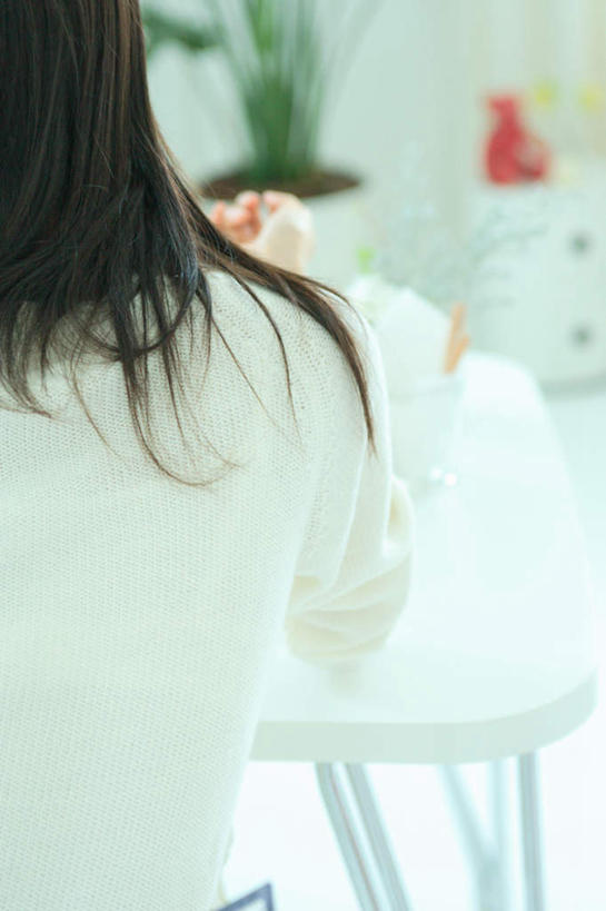 东方人,一个人,餐厅,坐,竖图,俯视,室内,白天,餐桌,桌子,亚洲,仅一个年轻女性,仅一个女性,仅一个人,服装,瓷砖,地砖,地面,注视,休闲装,黄种人,衣服,观察,看,休闲,休闲服,服饰,餐台,观看,察看,关注,年轻女性,女人,女性,亚洲人,坐着,半身,彩图,高角度拍摄