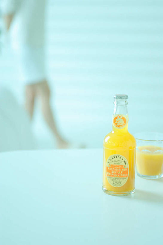 果汁,东方人,一个人,站,竖图,室内,白天,侧面,柑橘,亚洲,仅一个年轻女性,仅一个女性,仅一个人,服装,朦胧,模糊,罐子,墙,橙汁,饮品,注视,休闲装,黄种人,墙壁,墙面,玻璃制品,饮料,衣服,白色,玻璃瓶,瓶子,观察,看,站着,休闲,休闲服,服饰,观看,察看,关注,可口,适口,年轻女性,女人,女性,亚洲人,橘子,桔子,橙子,橙,站立,半身,彩图