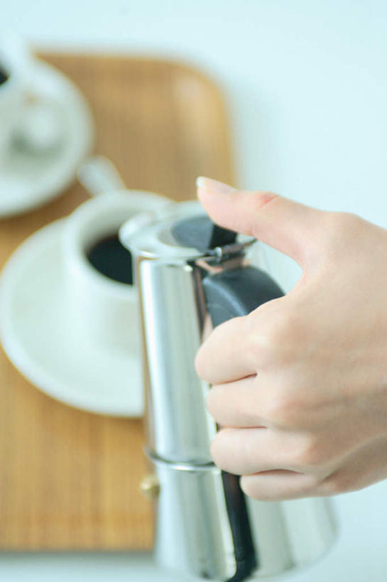 咖啡,东方人,手,一个人,站,竖图,俯视,室内,特写,白天,植物,餐桌,桌子,豆,杯子,餐具,亚洲,仅一个年轻女性,仅一个女性,仅一个人,握,瓷器,碟子,壶,盘,豆类,豆子,咖啡杯,陶瓷制品,拿,拿着,注视,黄种人,水壶,盘子,茶壶,容器,碟,咖啡豆,观察,看,站着,手部,握着,餐台,观看,察看,关注,瓷杯,豆科,咖啡因,年轻女性,女人,女性,亚洲人,站立,半身,彩图,高角度拍摄