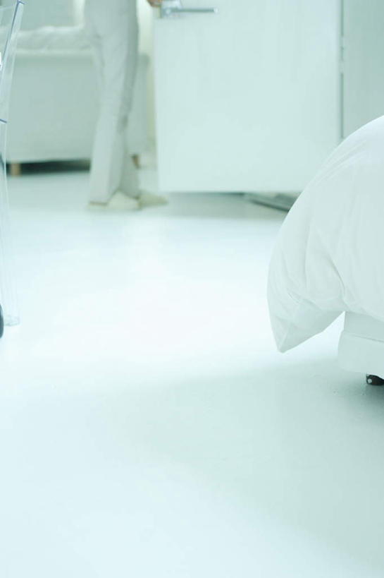 东方人,一个人,家,客厅,站,竖图,室内,白天,床,家具,装修,建筑,亚洲,仅一个年轻女性,仅一个女性,仅一个人,服装,装饰,瓷砖,地砖,房屋,双人床,屋子,床单,地面,注视,休闲装,黄种人,被子,建设,装潢,楼房,住宅,背面,衣服,室内装潢,观察,看,站着,休闲,休闲服,服饰,观看,明亮,察看,起居室,舒适,被单,家居装潢,关注,房屋设计,室内设计,宽敞,样板房装潢,年轻女性,女人,女性,亚洲人,设计,站立,半身,彩图,房子