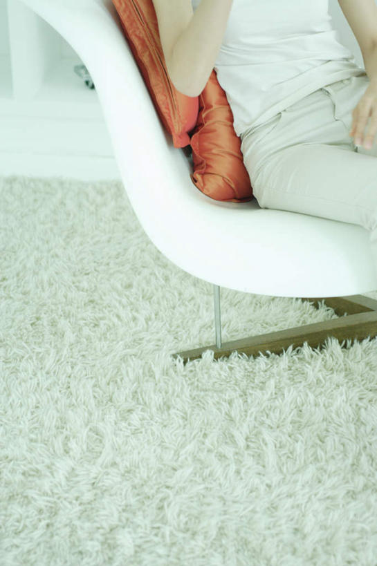 东方人,一个人,客厅,坐,竖图,俯视,室内,白天,地毯,靠垫,沙发,亚洲,仅一个年轻女性,仅一个女性,仅一个人,服装,装饰,编织,手工艺品,靠枕,织物,注视,休闲装,黄种人,衣服,工艺品,垫子,枕头,观察,看,休闲,休闲服,服饰,观看,华丽,修饰,点缀,察看,起居室,关注,衬托,美观,雅致,雅观,年轻女性,女人,女性,亚洲人,坐着,半身,彩图,高角度拍摄,皮沙发