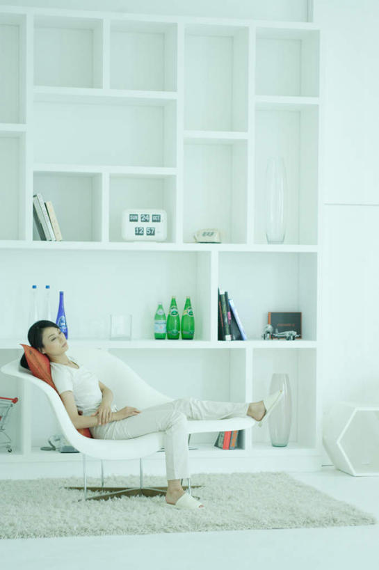 东方人,一个人,客厅,坐,躺,竖图,室内,白天,正面,沙发,书架,书籍,亚洲,仅一个年轻女性,仅一个女性,仅一个人,一排,握,服装,整齐,拿,拿着,注视,休闲装,黄种人,玻璃制品,排列,衣服,玻璃瓶,瓶子,观察,看,休闲,休闲服,握着,服饰,观看,察看,起居室,队列,关注,卧着,年轻女性,女人,女性,亚洲人,书,图书,躺着,卧,坐着,彩图,全身,皮沙发