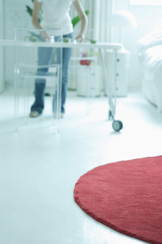 东方人,一个人,站,竖图,室内,白天,正面,椅子,亚洲,仅一个年轻女性,仅一个女性,仅一个人,服装,裤子,木椅,注视,牛仔裤,休闲装,黄种人,衣服,观察,看,站着,休闲,休闲服,服饰,观看,察看,关注,年轻女性,女人,女性,亚洲人,站立,半身,彩图