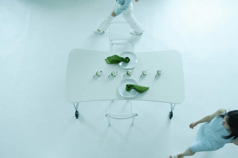 东方人,两个人,伙伴,朋友,餐厅,走,横图,俯视,室内,白天,快乐,友谊,幸福,餐桌,桌子,餐具,亚洲,服装,盛开,碟子,盘,玛格丽特,花蕾,注视,休闲装,黄种人,雏菊,花,花瓣,花朵,鲜花,衣服,盘子,碟,花苞,花蕊,观察,看,休闲,休闲服,菊花,活力,服饰,餐台,观看,希望,察看,坚强,关注,和平,离别,延命菊,幸福花,春菊,马兰头花,暗恋,纯情,单恋,天真,友情,年轻女性,女人,女性,亚洲人,步行,散步,走路,半身,彩图,高角度拍摄,愉快