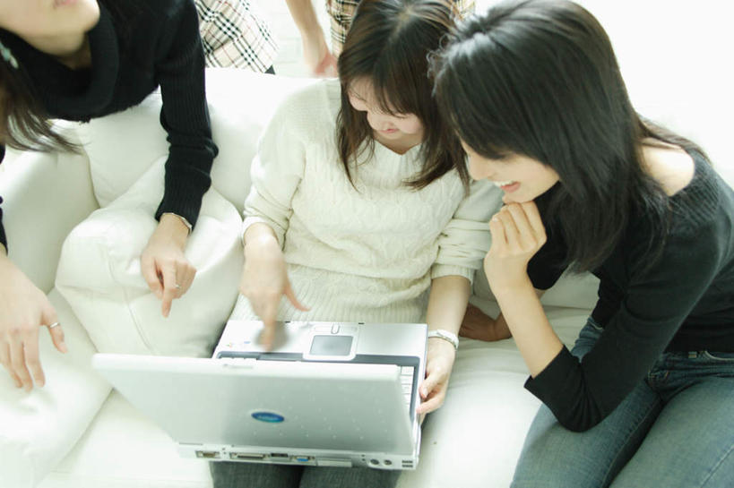 东方人,三个人,伙伴,朋友,坐,笑,微笑,露齿笑,横图,俯视,室内,白天,友谊,电脑,笔记本电脑,亚洲,撑,服装,网络,托腮,注视,休闲装,黄种人,通讯设备,衣服,观察,看,托,休闲,休闲服,服饰,观看,察看,无线,关注,托下巴,通信设备,无线网络,无线上网,便携式电脑,友情,手提电脑,年轻女性,女人,女性,亚洲人,坐着,半身,彩图,高角度拍摄