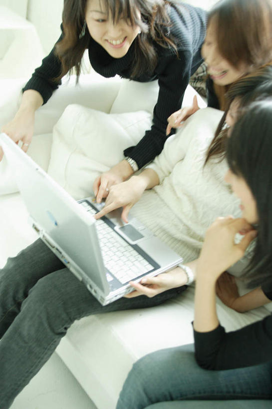 东方人,三个人,伙伴,朋友,坐,笑,说,微笑,露齿笑,竖图,俯视,室内,白天,友谊,电脑,笔记本电脑,亚洲,撑,服装,网络,托腮,注视,休闲装,黄种人,通讯设备,衣服,观察,看,托,休闲,休闲服,服饰,观看,察看,无线,关注,托下巴,通信设备,无线网络,无线上网,便携式电脑,交流,友情,手提电脑,年轻女性,女人,女性,亚洲人,沟通,讲话,交谈,说话,谈话,坐着,半身,彩图,高角度拍摄