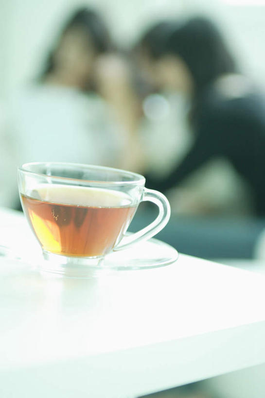 东方人,三个人,伙伴,朋友,竖图,室内,特写,白天,正面,友谊,幸福,茶,桌子,杯子,餐具,亚洲,服装,碟子,盘,茶叶,注视,休闲装,黄种人,娱乐,衣服,红色,盘子,水杯,碟,观察,看,享受,休闲,温馨,休闲服,放松,乐趣,服饰,观看,察看,提神,舒适,关注,醒脑,友情,年轻女性,女人,女性,亚洲人,茶杯,半身,彩图